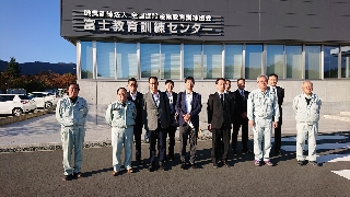 視察に訪れたNEXCO中日本の皆様とセンター本館前で記念写真