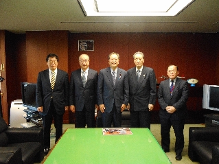 斉藤大臣を囲み記念写真
