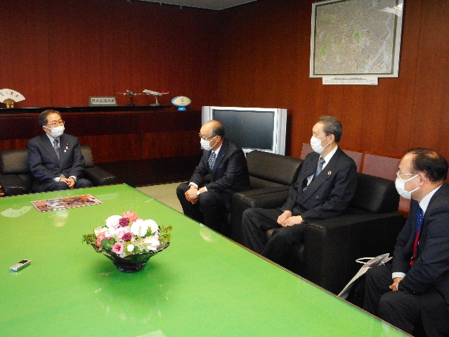斉藤大臣（左）と歓談する山梨会長、才賀顧問、菅井専務